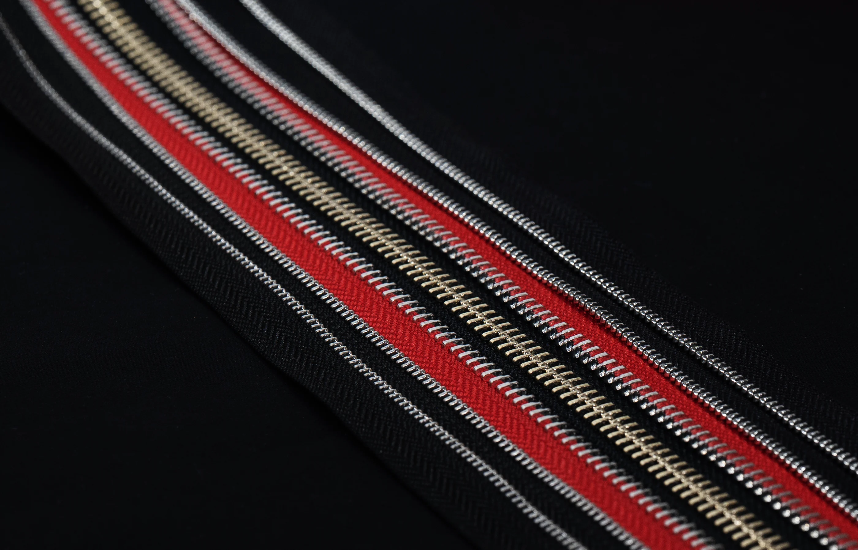 Cerniere MH Zipper in metallo su nastri rossi e neri